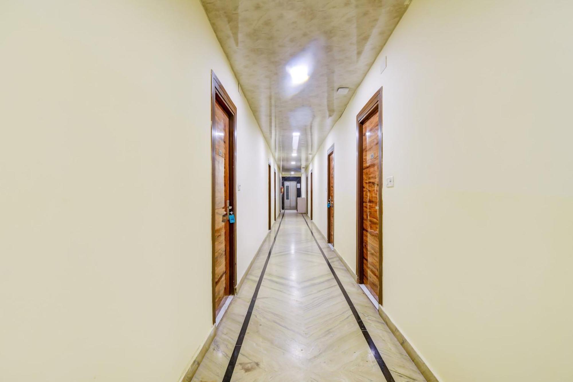 Hotel O 74192 Vishwakarma Palace เดลี ภายนอก รูปภาพ